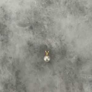 Small pearl and gold pendant (no chain)
